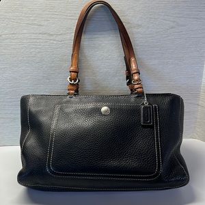Coach Chelsea in black pebbled leather, light brown straps